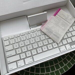 Apple iPad Keyboard Dock A1359 30-Pin w/ Box & 2010 Apple Store Receipt
